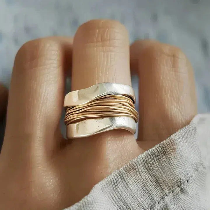 Zilverkleurige ring met goudkleurige draad