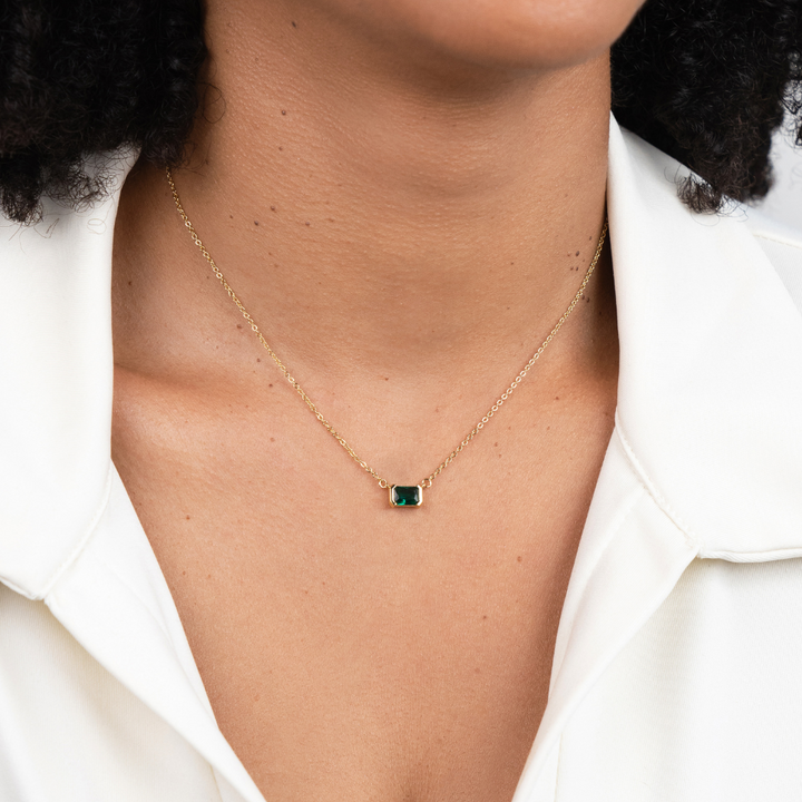 Fijne ketting met smaragdgroene steen