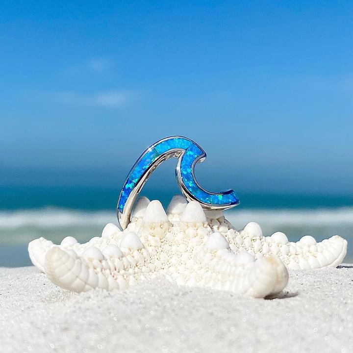 Zilverkleurige golvende ring met blauwe opaalglans