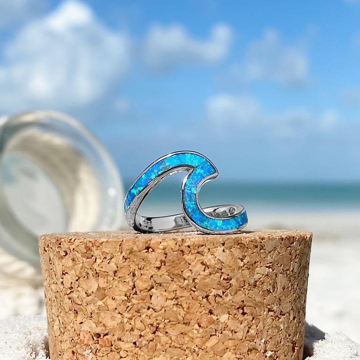 Zilverkleurige golvende ring met blauwe opaalglans