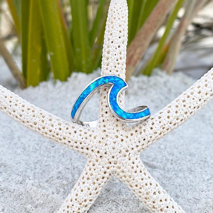Zilverkleurige golvende ring met blauwe opaalglans