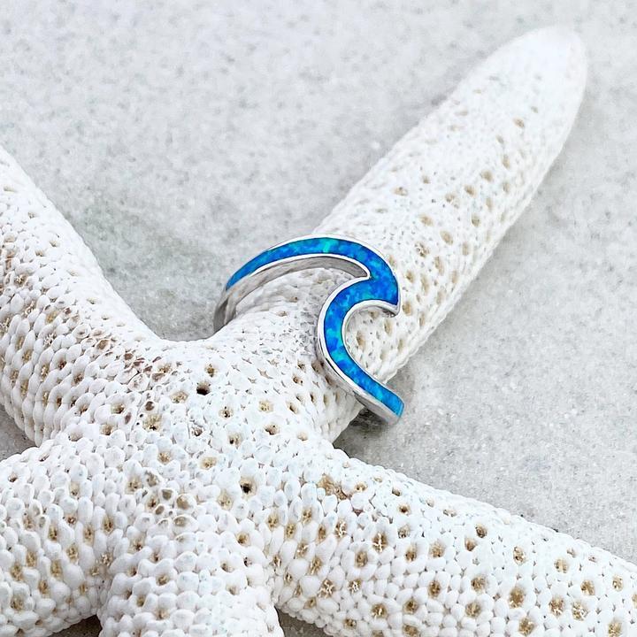 Zilverkleurige golvende ring met blauwe opaalglans