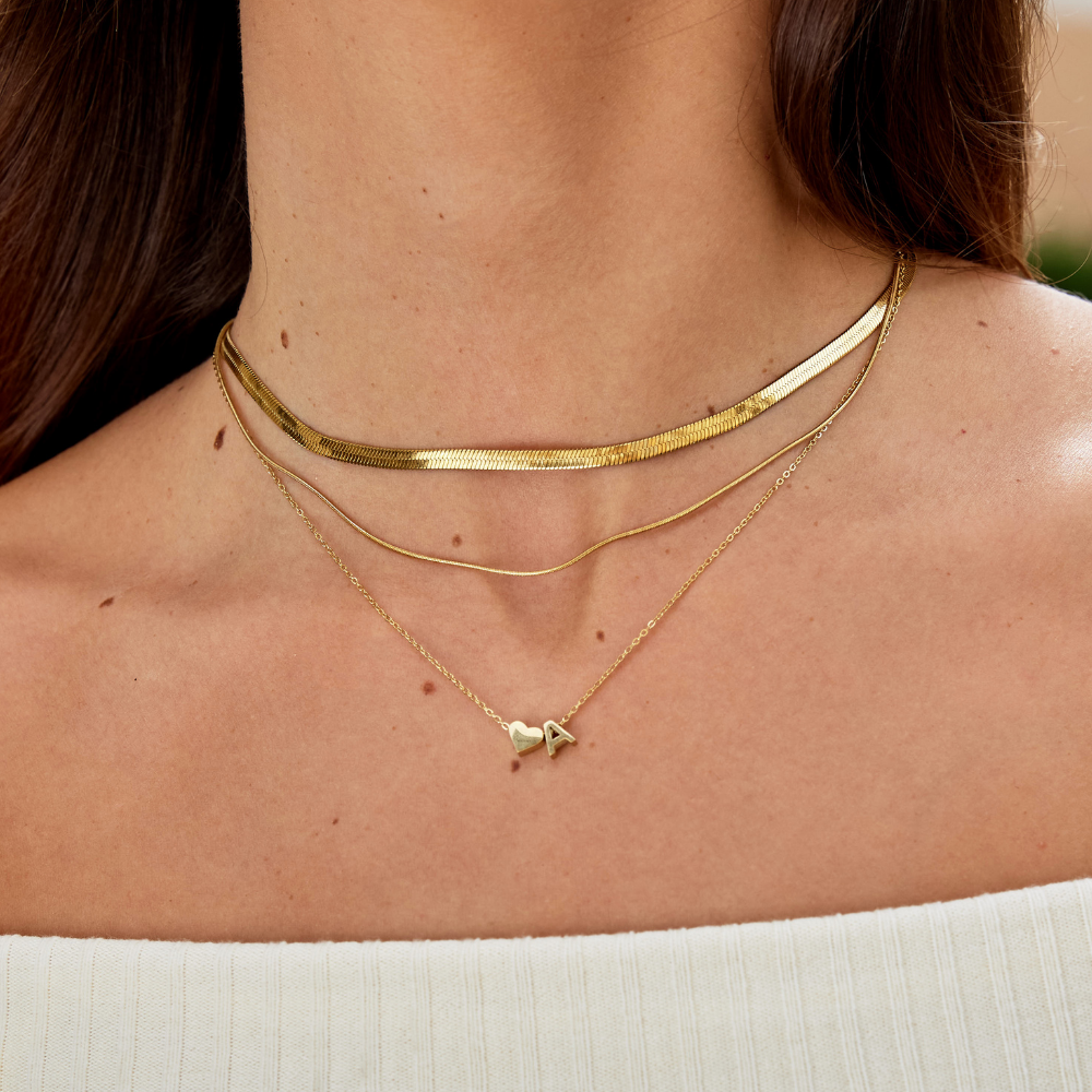 Tijdloze initiaal-ketting met harthanger
