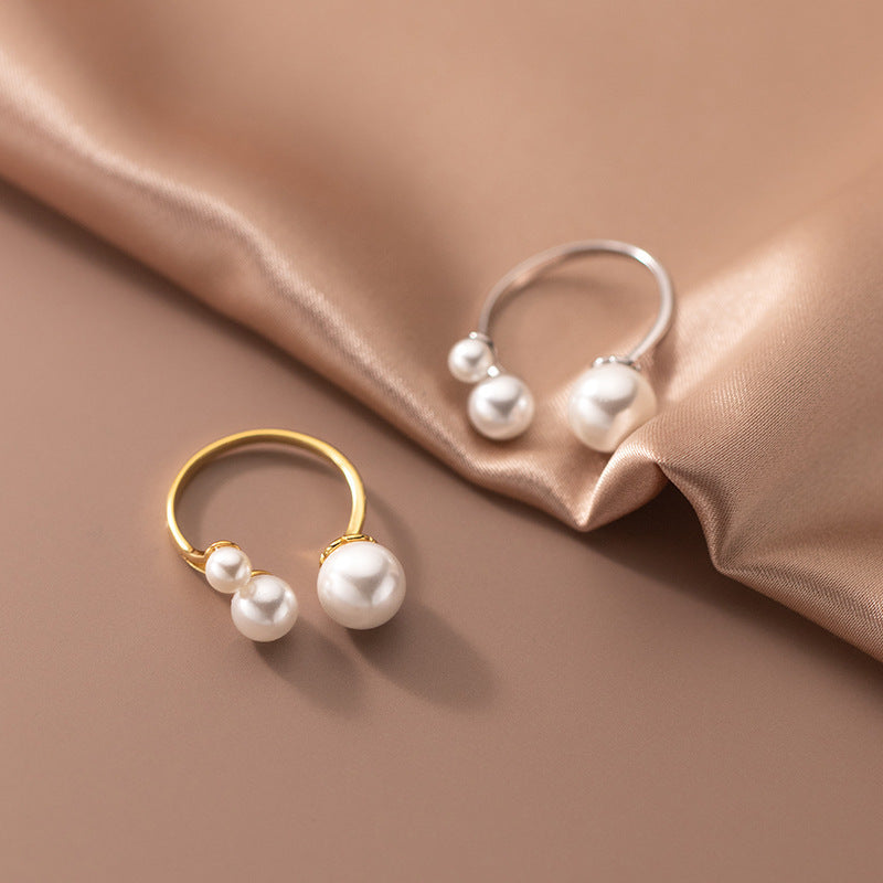 Elegante ring met drie parelglans-kralen