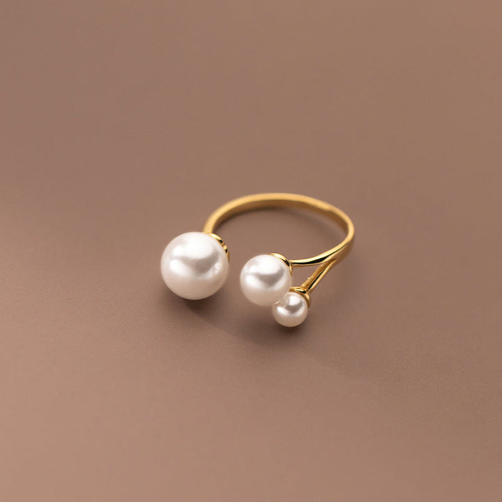 Elegante ring met drie parelglans-kralen