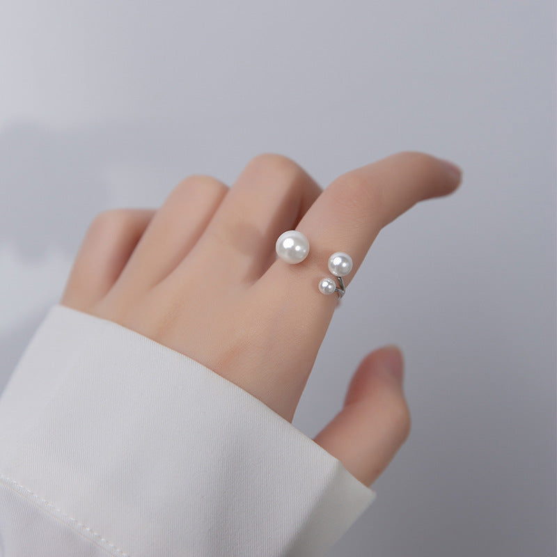 Elegante ring met drie parelglans-kralen