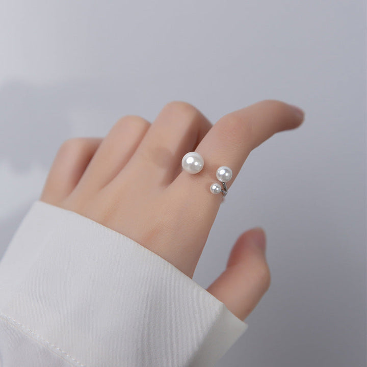 Elegante ring met drie parelglans-kralen