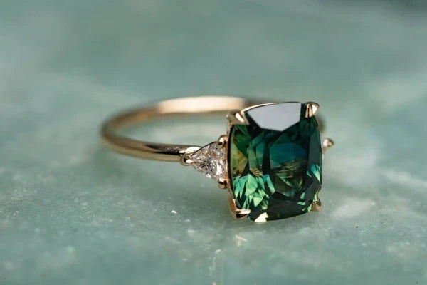 Goudkleurige ring met steen in vintage stijl