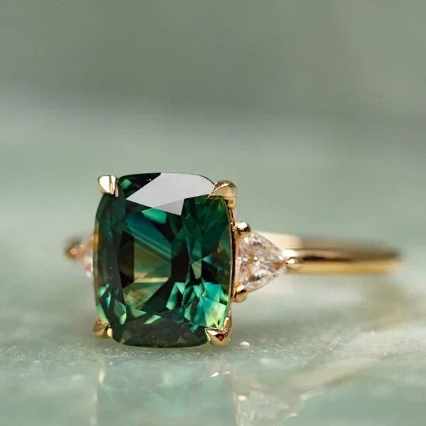 Goudkleurige ring met steen in vintage stijl