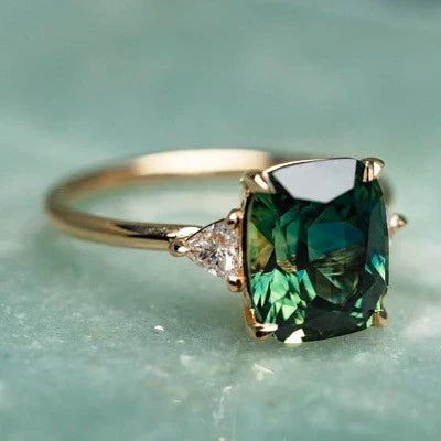 Goudkleurige ring met steen in vintage stijl