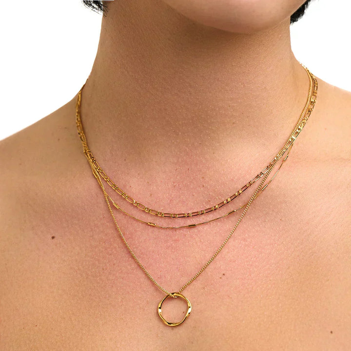 Goudkleurige ketting met drie open ringen
