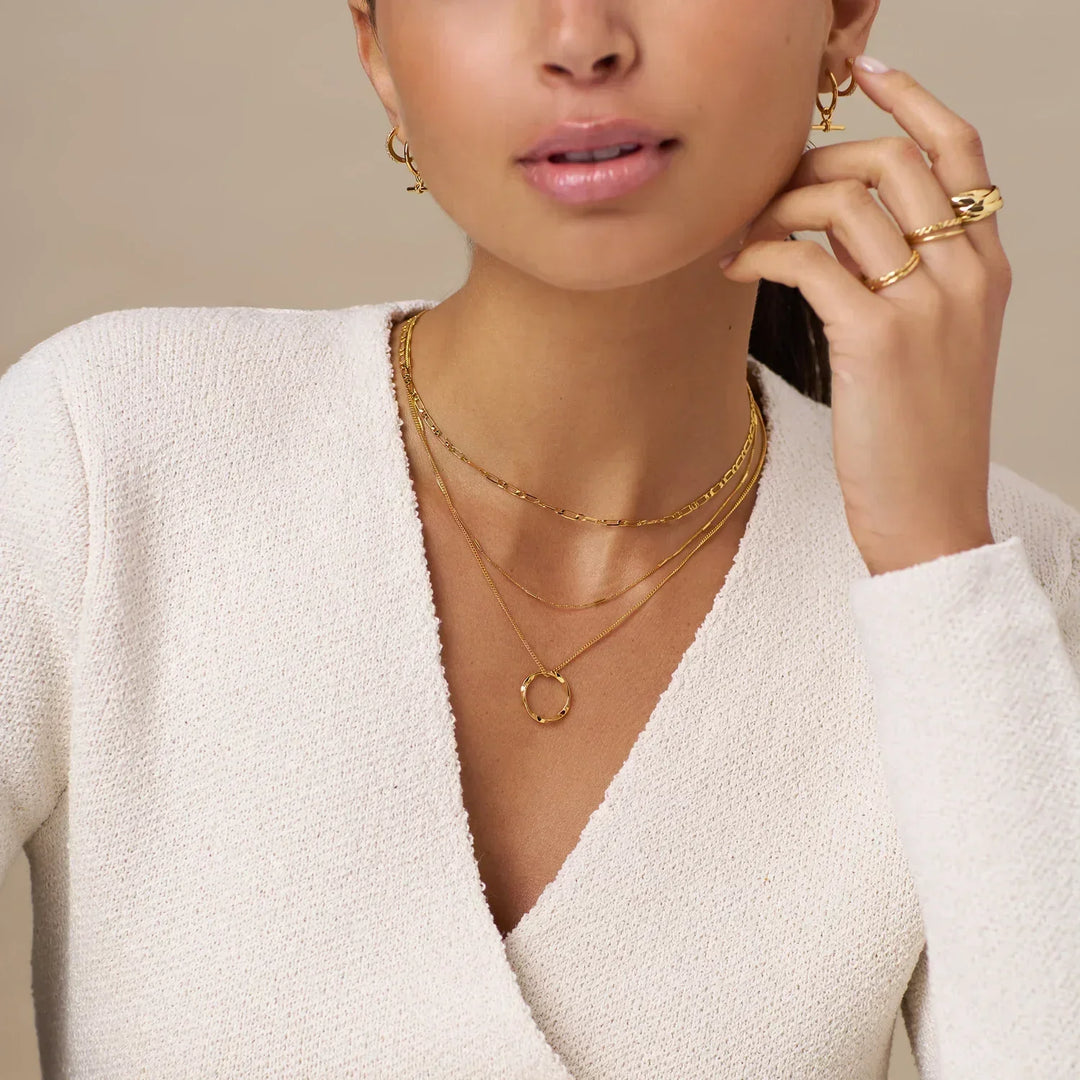 Goudkleurige ketting met drie open ringen