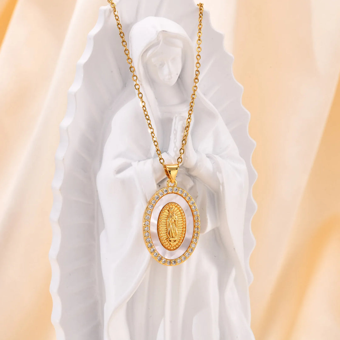 Goudkleurige ketting met ovale Mariahanger