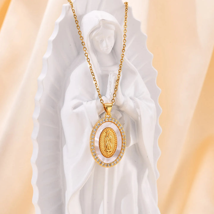 Goudkleurige ketting met ovale Mariahanger
