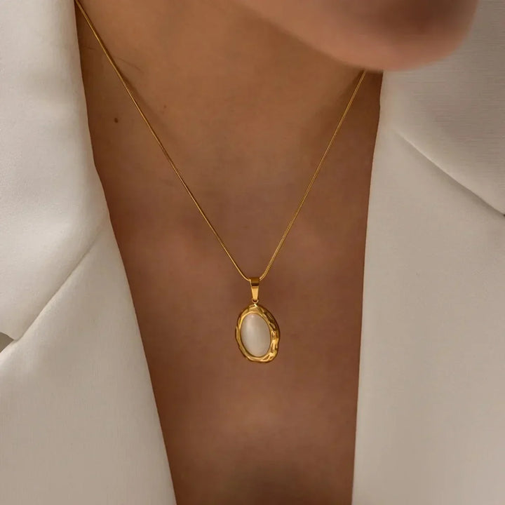 Goudkleurige ketting met ovale kattenoog-opaalglans
