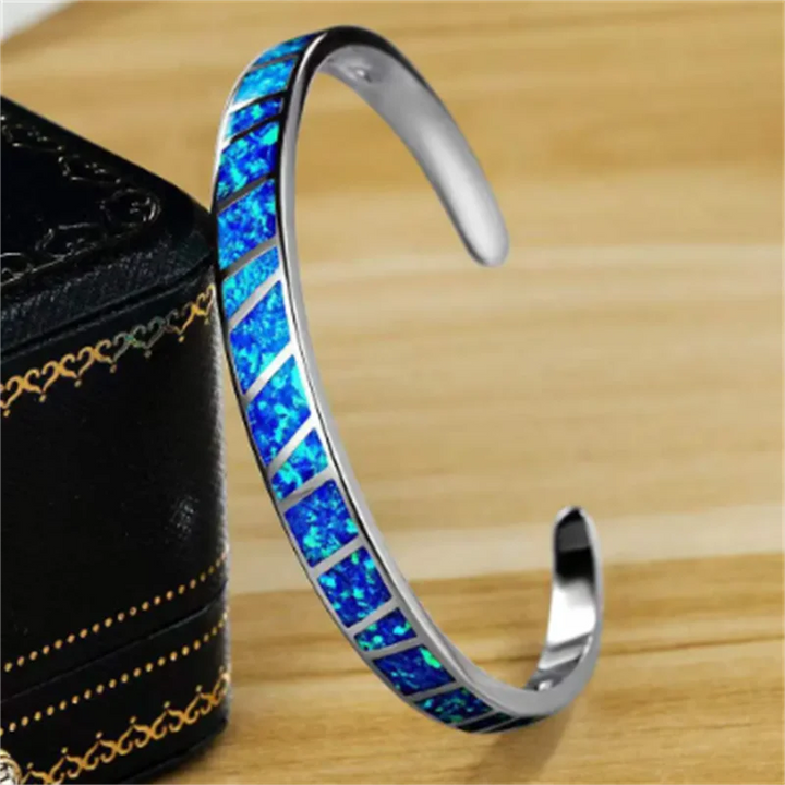 Verstelbare zilverkleurige armband met blauwe opaalglans
