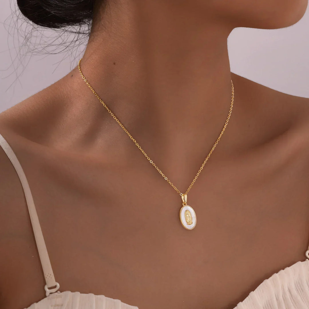 Goudkleurige ketting met ovale Mariahanger