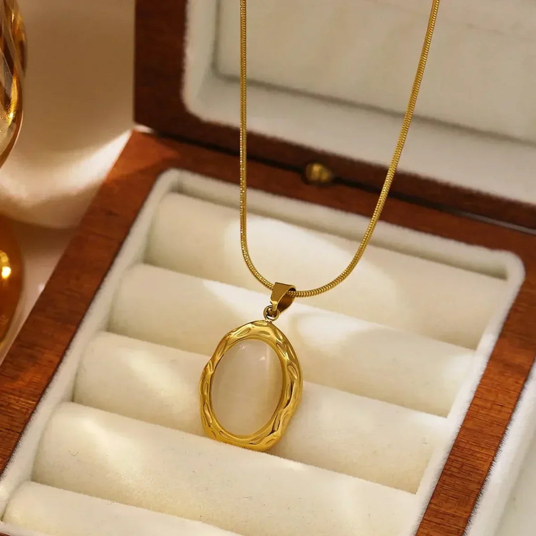 Goudkleurige ketting met ovale kattenoog-opaalglans