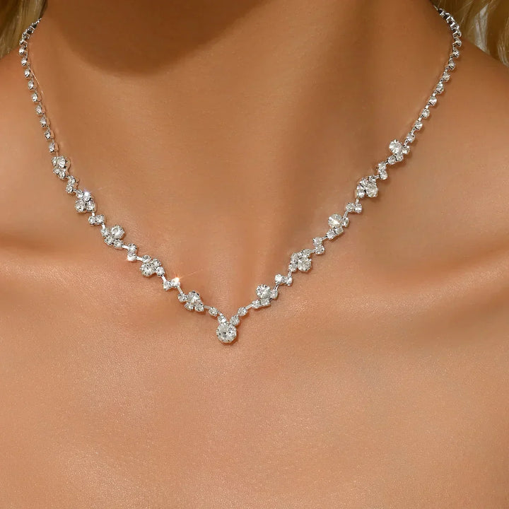 Elegante bruidsketting met briljante steentjes