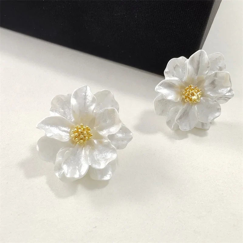 Chique Witte Acrylaat Oorbellen met Knop
