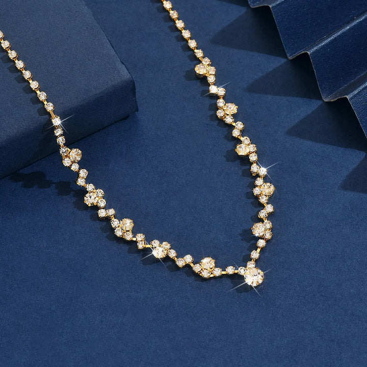 Elegante bruidsketting met briljante steentjes