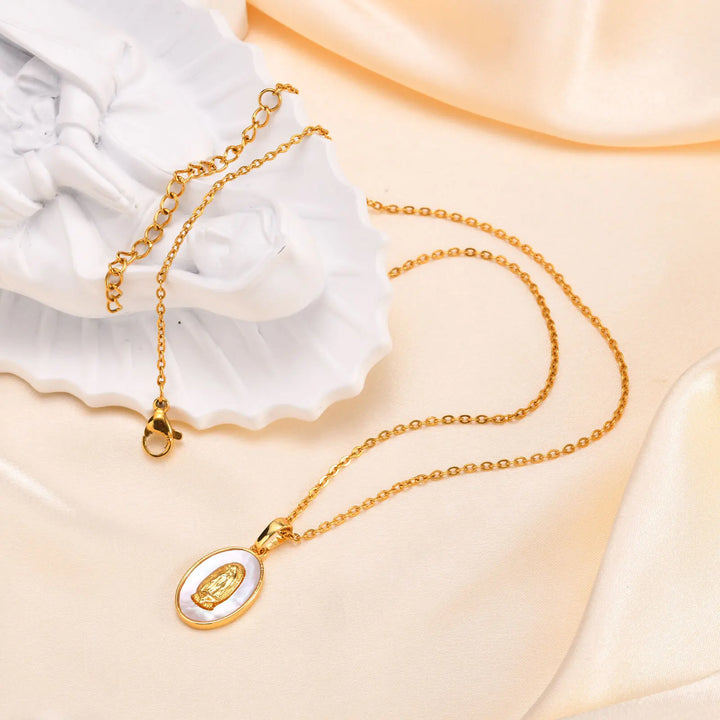Goudkleurige ketting met ovale Mariahanger