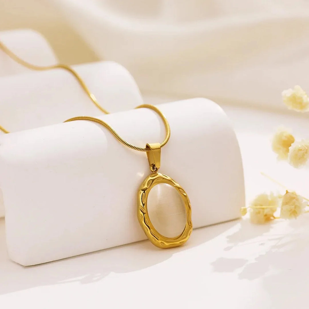 Goudkleurige ketting met ovale kattenoog-opaalglans