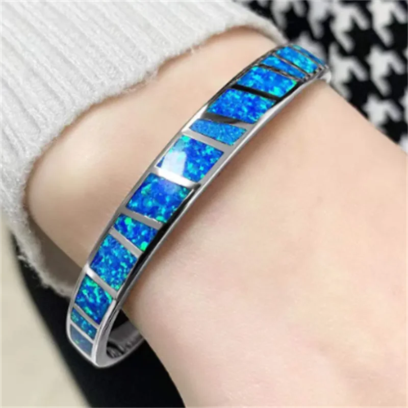 Verstelbare zilverkleurige armband met blauwe opaalglans