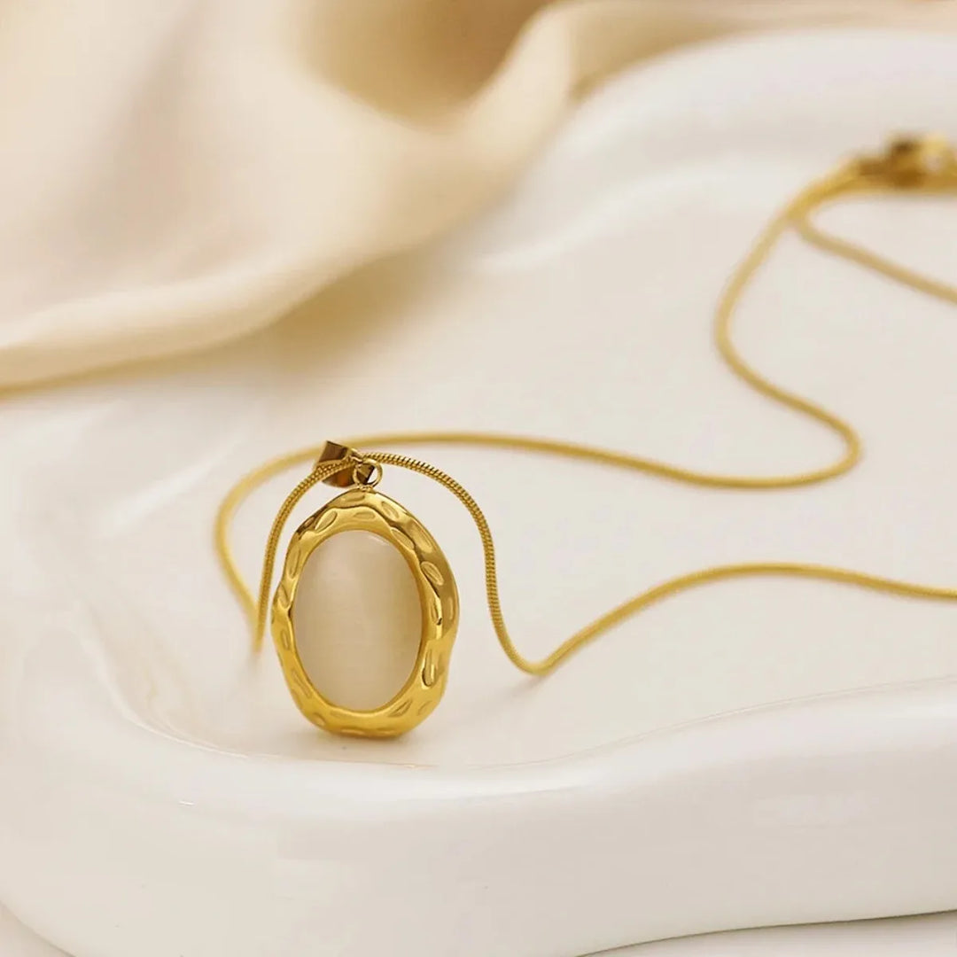 Goudkleurige ketting met ovale kattenoog-opaalglans