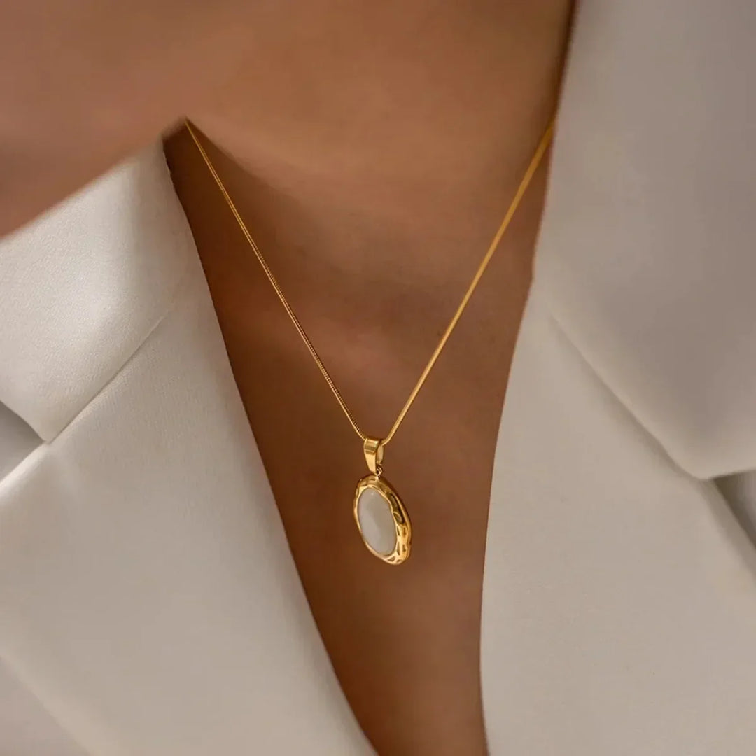 Goudkleurige ketting met ovale kattenoog-opaalglans