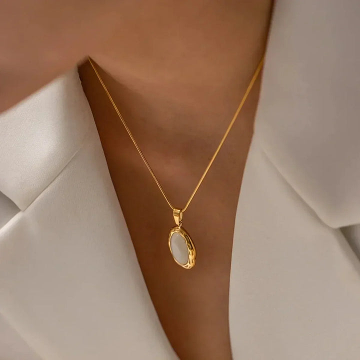 Goudkleurige ketting met ovale kattenoog-opaalglans