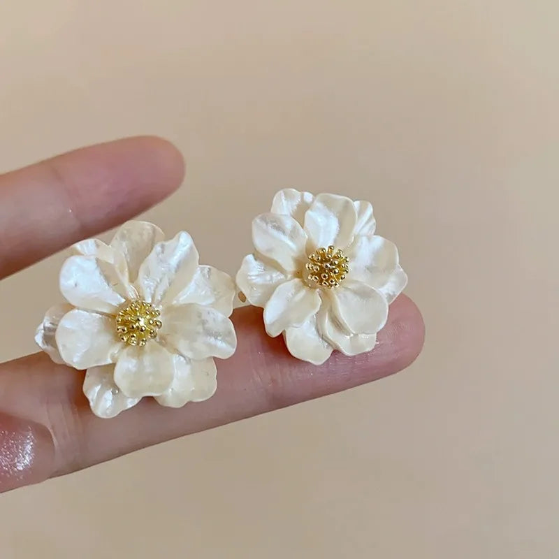 Chique Witte Acrylaat Oorbellen met Knop