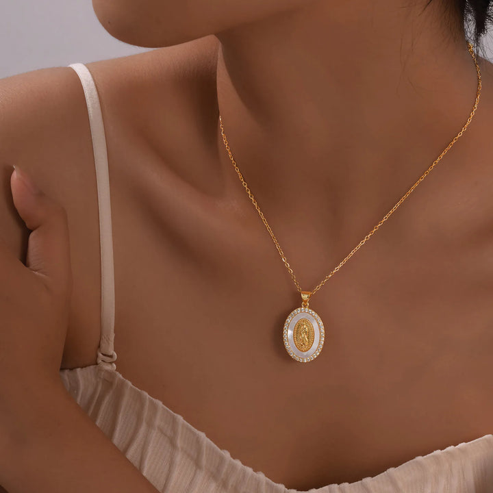 Goudkleurige ketting met ovale Mariahanger