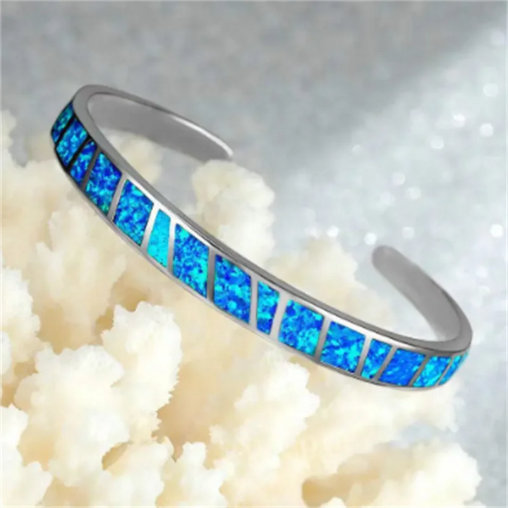 Verstelbare zilverkleurige armband met blauwe opaalglans