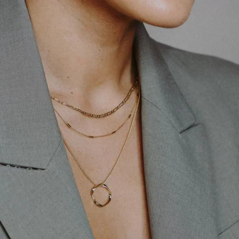 Goudkleurige ketting met drie open ringen