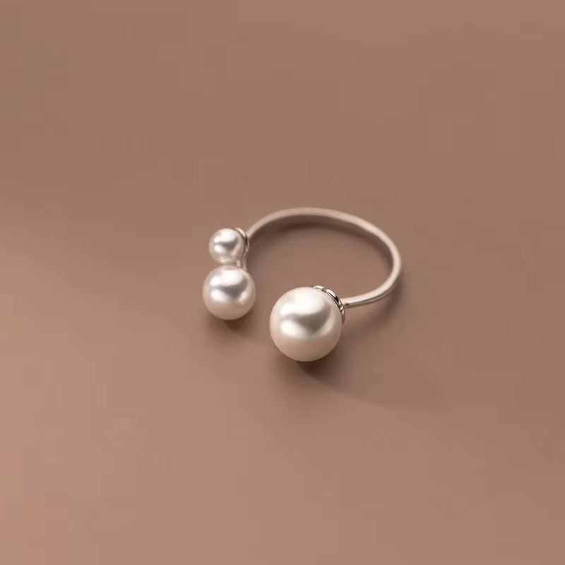 Elegante ring met drie parelglans-kralen