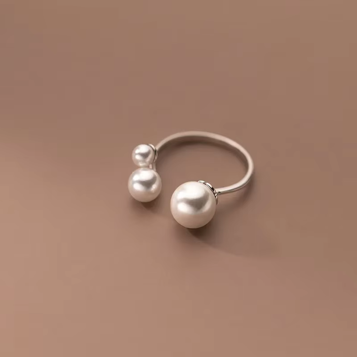 Elegante ring met drie parelglans-kralen