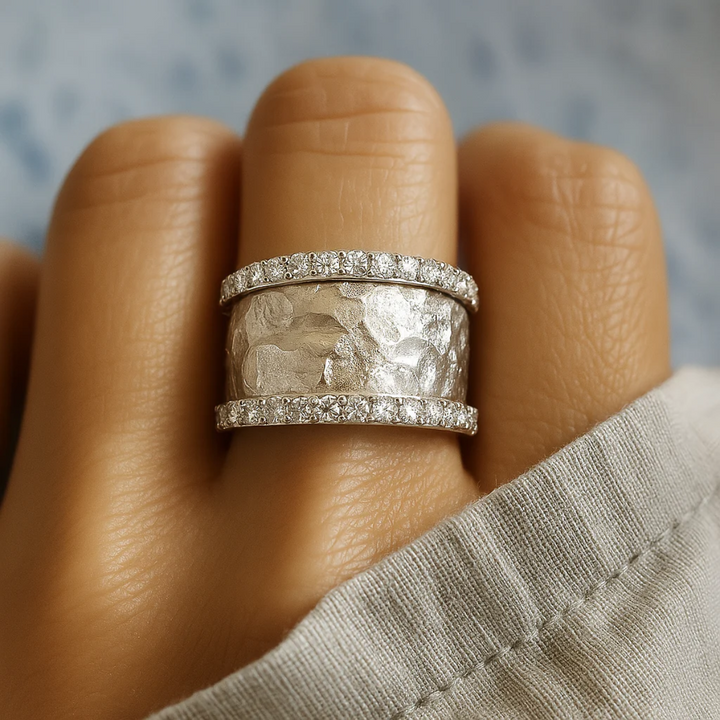 Zilverkleurige vintage ring met kristalheldere steentjes
