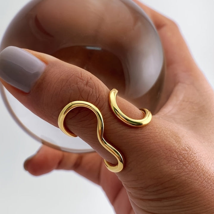 Chique ring met asymmetrische golf