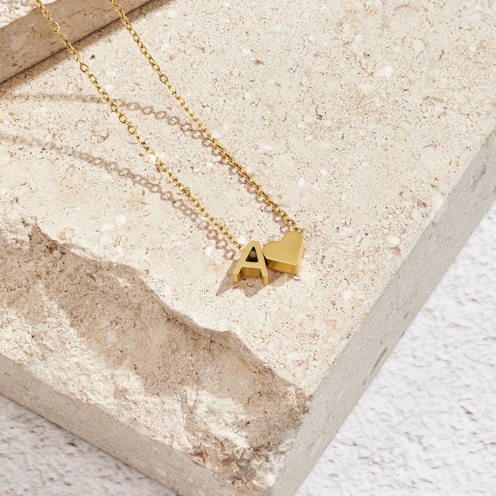 Tijdloze initiaal-ketting met harthanger