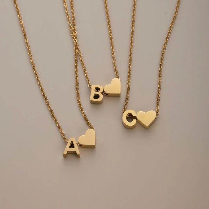 Tijdloze initiaal-ketting met harthanger