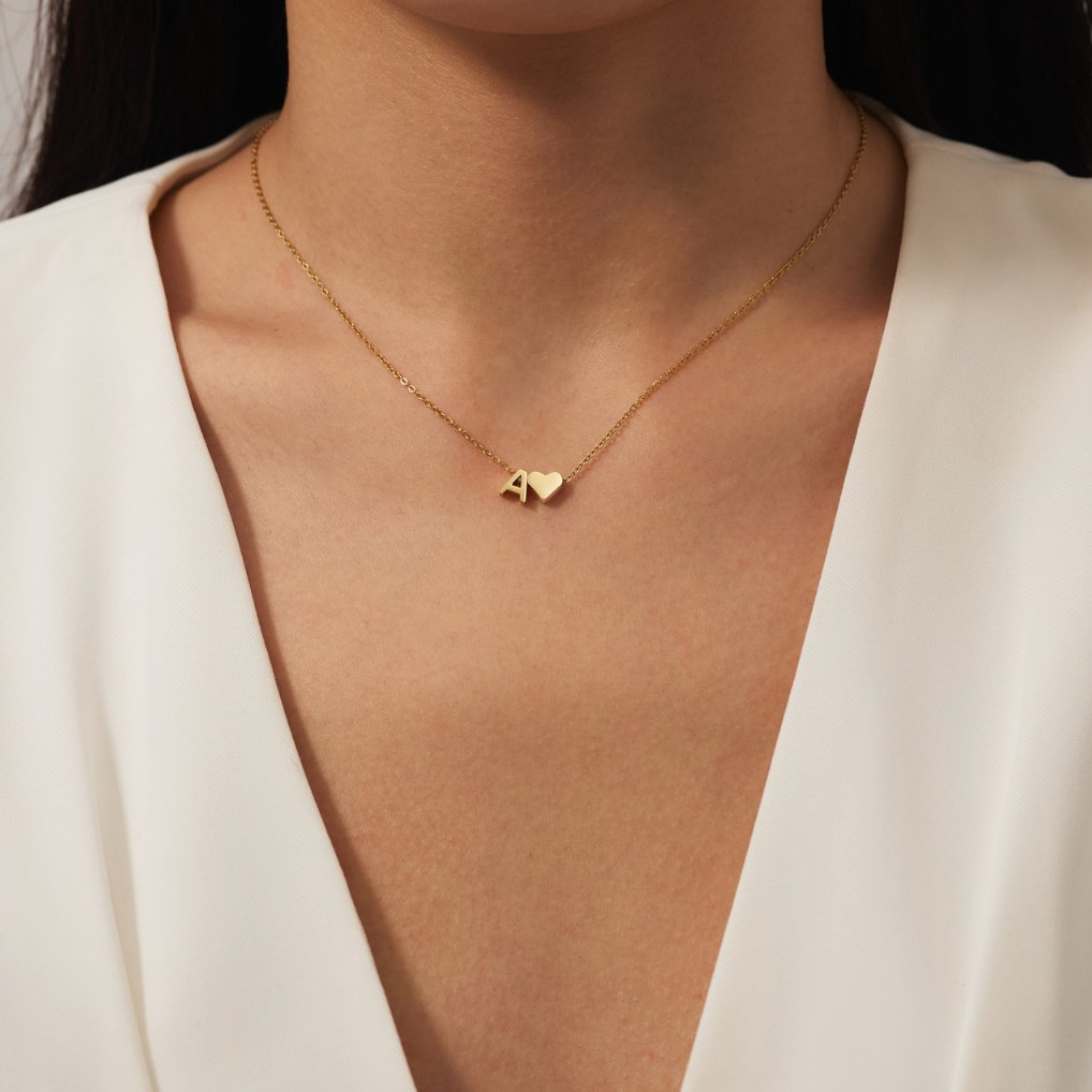 Tijdloze initiaal-ketting met harthanger