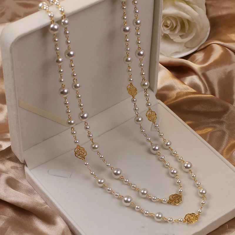 Elegante goudkleurige ketting met parels
