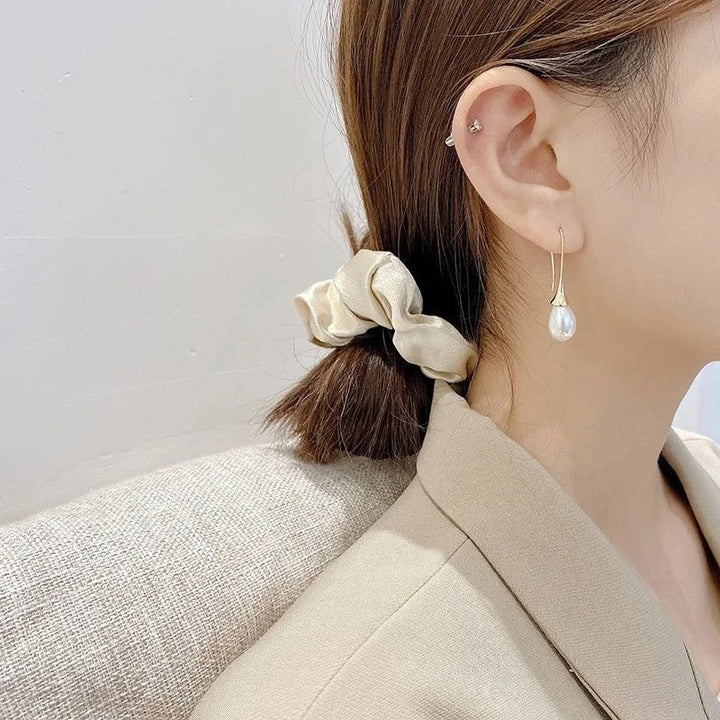Classic earrings with Helena pearls