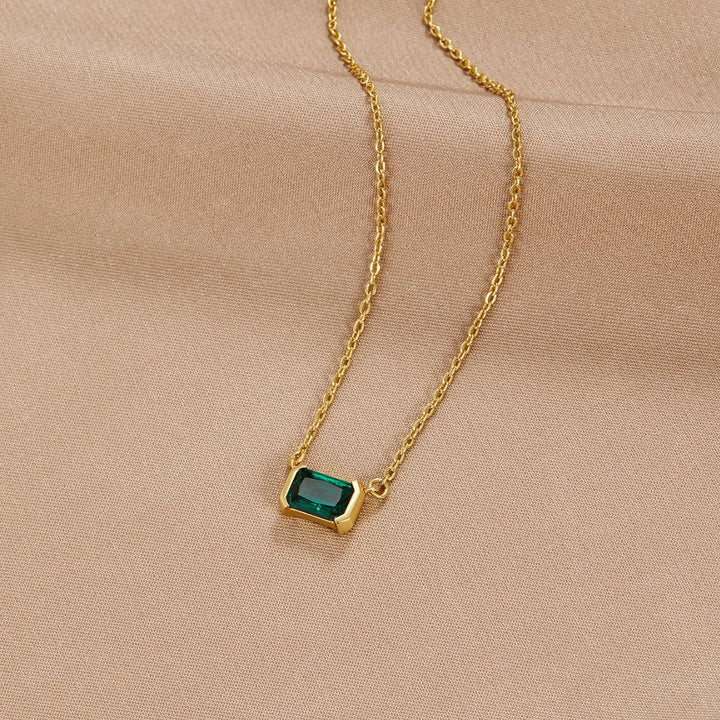 Fijne ketting met smaragdgroene steen