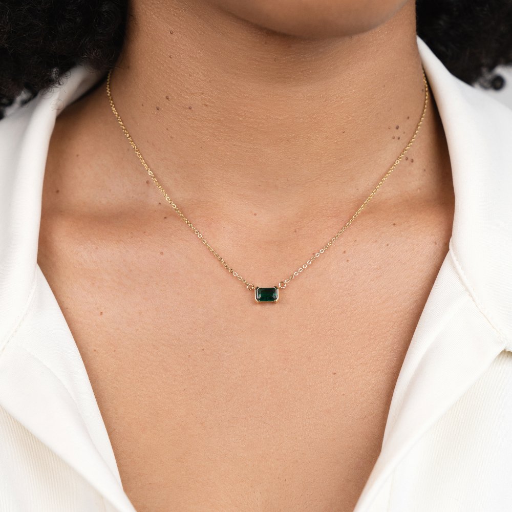 Fijne ketting met smaragdgroene steen