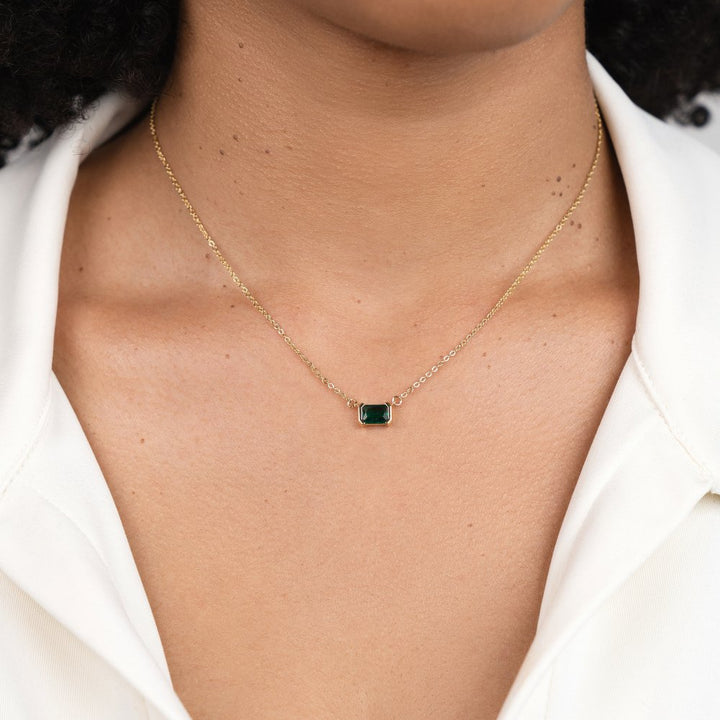 Fijne ketting met smaragdgroene steen
