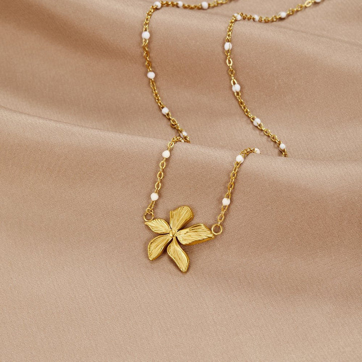 Elegante ketting met goudkleurige bloem