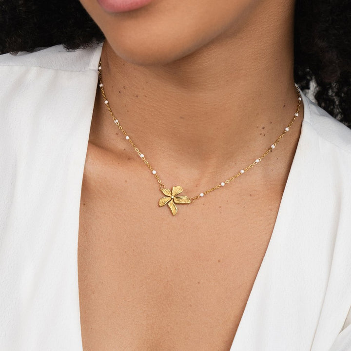 Elegante ketting met goudkleurige bloem